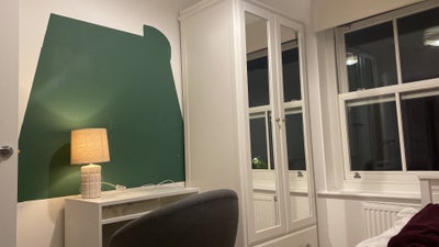 Double bedfroom in a town house Main Photo