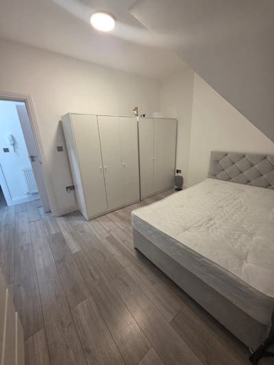 Amazing 1 bed flat available in RM8 BILLS INC.!! Main Photo