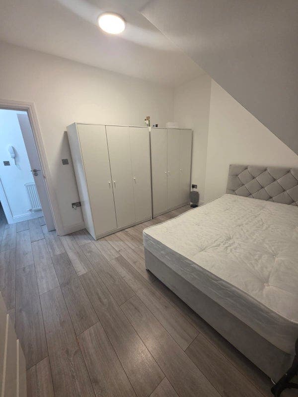 Amazing 1 bed flat available in RM8 BILLS INC.!! Main Photo