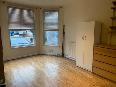 Delightful Studio Flat Close To Tube Main Photo