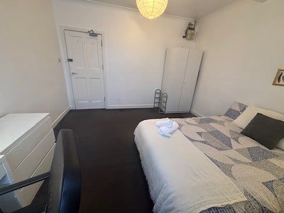 Large Double Room-Bills Incl-Short/Long let Main Photo