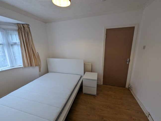 Double bedroom available near New Cross Hospital Main Photo