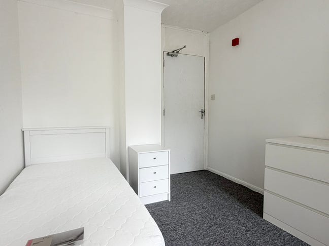 Room to rent in 6 bed house Main Photo