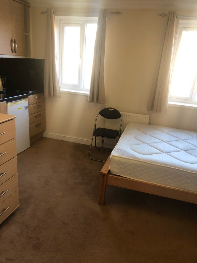 &pound;1200pcm ensuite a room with own kitchenette Main Photo