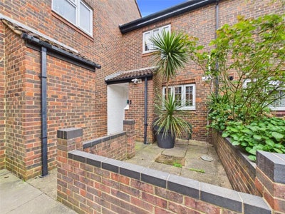 4 bed terraced house Hampton Main Photo