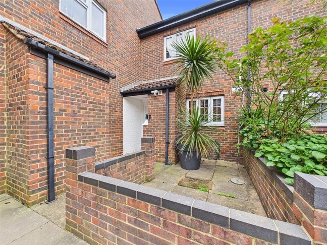 4 bed terraced house Hampton Main Photo