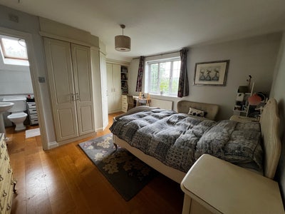  lovely large en-suite     Main Photo