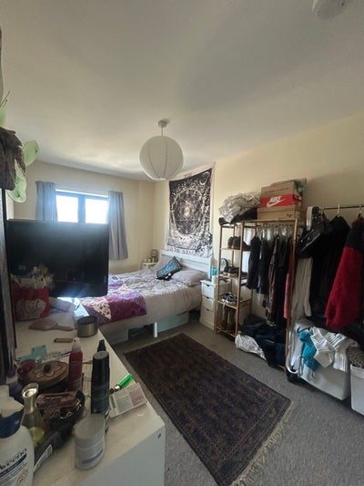 Lovely room in 2 Bed flat by the triangle  Main Photo