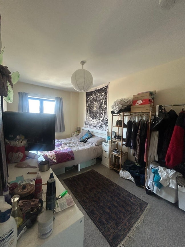 Lovely room in 2 Bed flat by the triangle  Main Photo