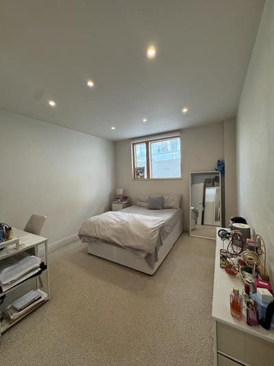 Large Double Room with Private Bathroom (SE17) Main Photo