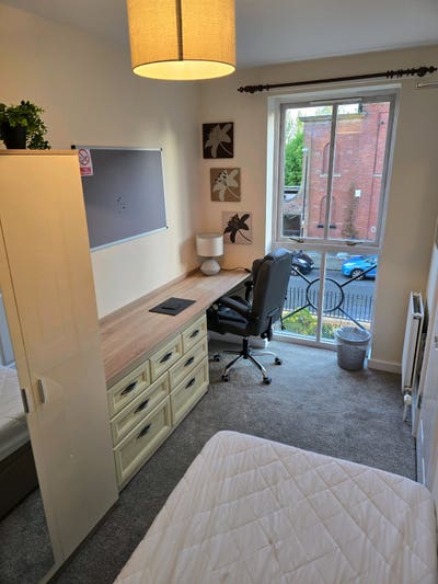 Stunning 4 bed, garden fronted, 3 storey Townhouse Main Photo