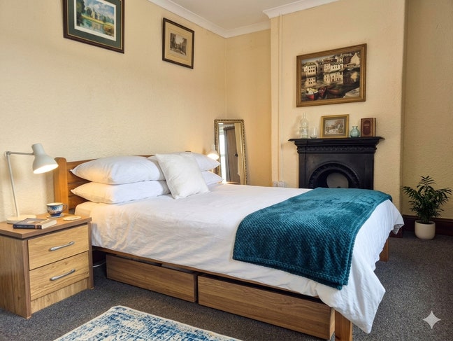 *Huge, furnished room with double bed - Moy Rd* Main Photo