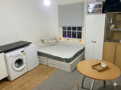 Furnished studio Flat to rent in Edgware (HA8) Main Photo
