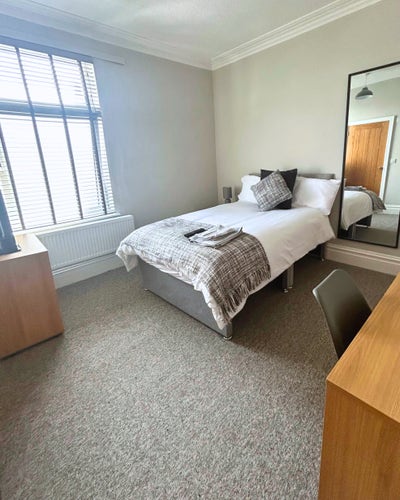 5 Large Double En-suite Rooms Main Photo