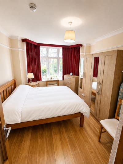 Modern Bedroom with Garden – Southgate N14 Main Photo