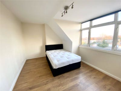 Spacious Room to rent Main Photo