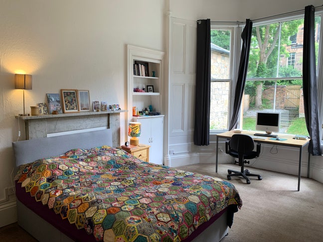 Spacious bedroom in a lovely Hillhead Street Main Photo