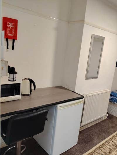 Studio flat with all bills available in TW14 Main Photo