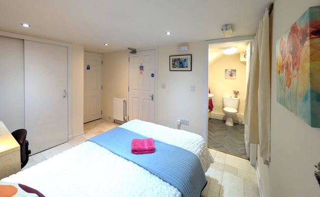 ES double room, quiet street near town centre Main Photo