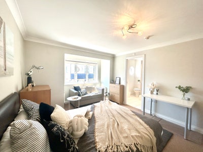 Large ✅ Spacious ✅ Bright ✅ Ensuite ✅

 Main Photo