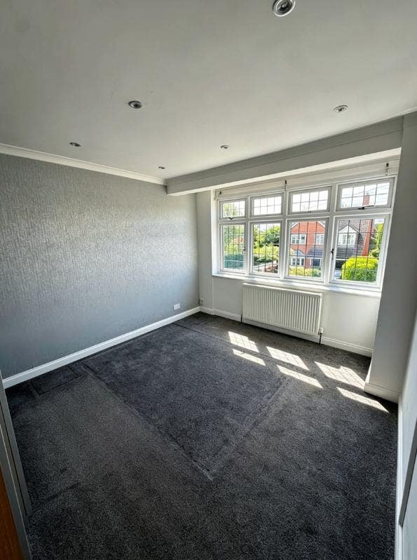 Exceptional 3-Bedroom House with Parking & Garden Main Photo