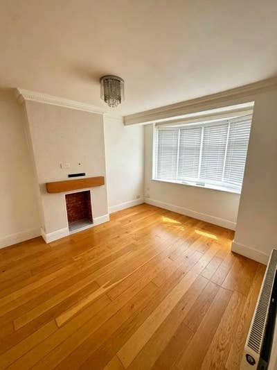 Exceptional 3-Bedroom House with Parking & Garden Main Photo