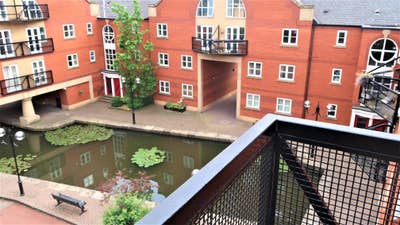 Double Bedroom | Piccadilly Village |next to Canal Main Photo