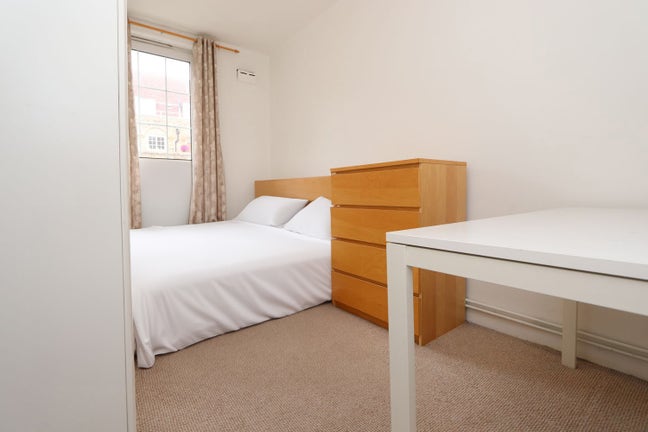 Charming Double room in 3-bed flatshare Wapping Main Photo