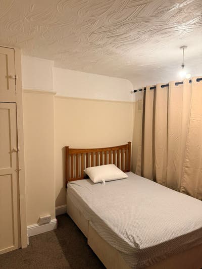 Spacious Room to Rent – CR0 Main Photo