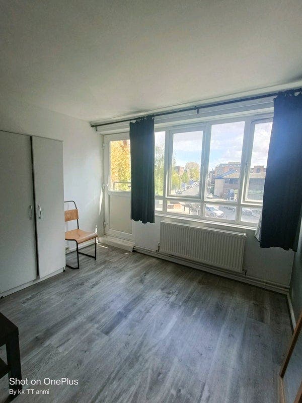 Spacious room. Only sharing flat with 1 female Main Photo
