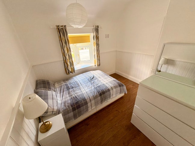 Bright double rooms | Elizabeth line I Quiet home  Main Photo