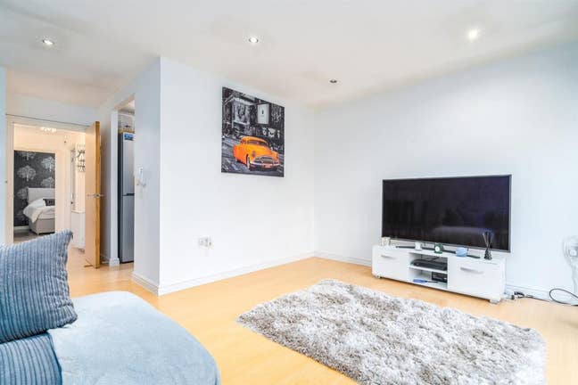 One Double Room for Rent  Main Photo