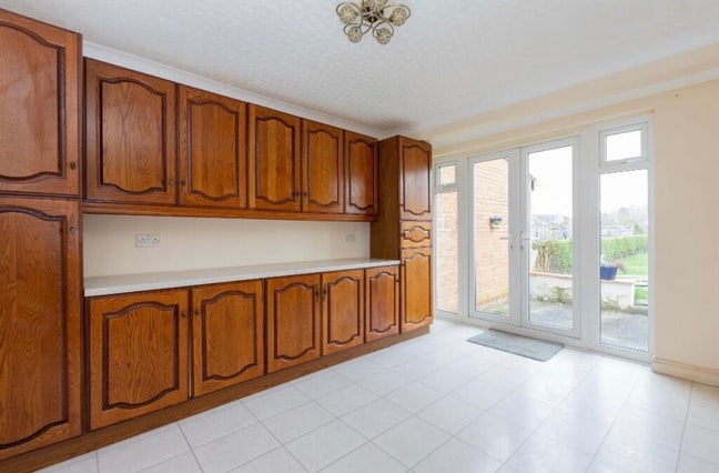 Double bedroom available in a spacious shared hous Main Photo
