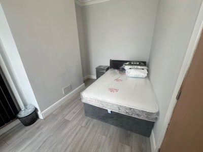 3 Room Available - ST6 - Benefit applicants only Main Photo