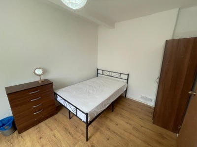 Super Cheap Double Room Near Whitechapel Main Photo