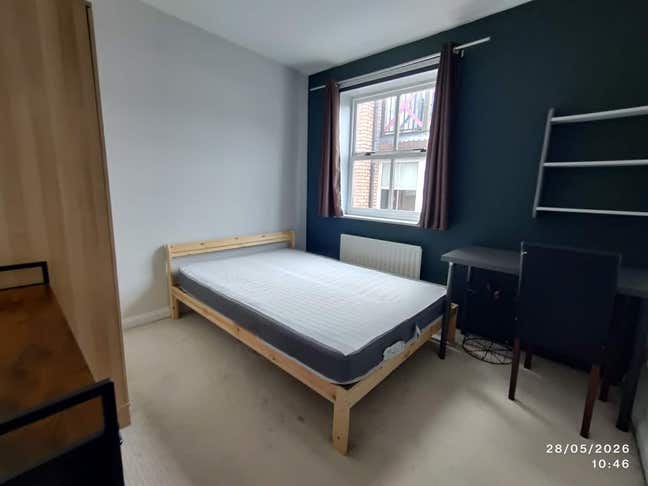 Double Room in a Professionals Home Main Photo