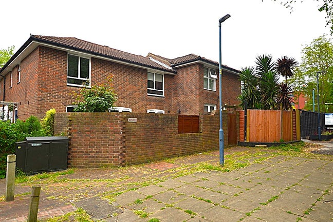2 Bed Terraced Hse Great location Main Photo