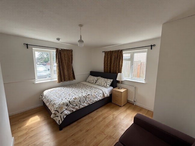 Furnished Room to rent- Edgware (HA8) Main Photo