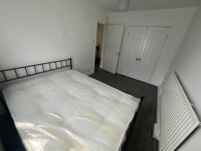 ***Spaciouse 3 Rooms Available Now in E14 6 *** Main Photo