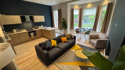 “Luxury 2Bed Apartment Beside Queens‘ Main Photo