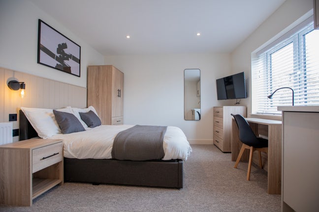 Smithcourt Drive | Professional | Ensuite Main Photo