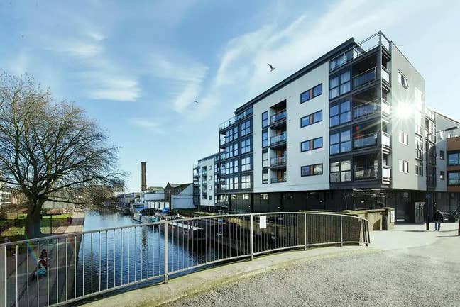 Stunning Canal View Apartment | Angel & Old Street Main Photo