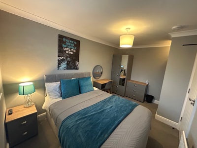 Professional House Share  Main Photo