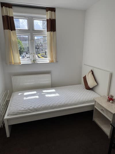One room available in Westferry Main Photo