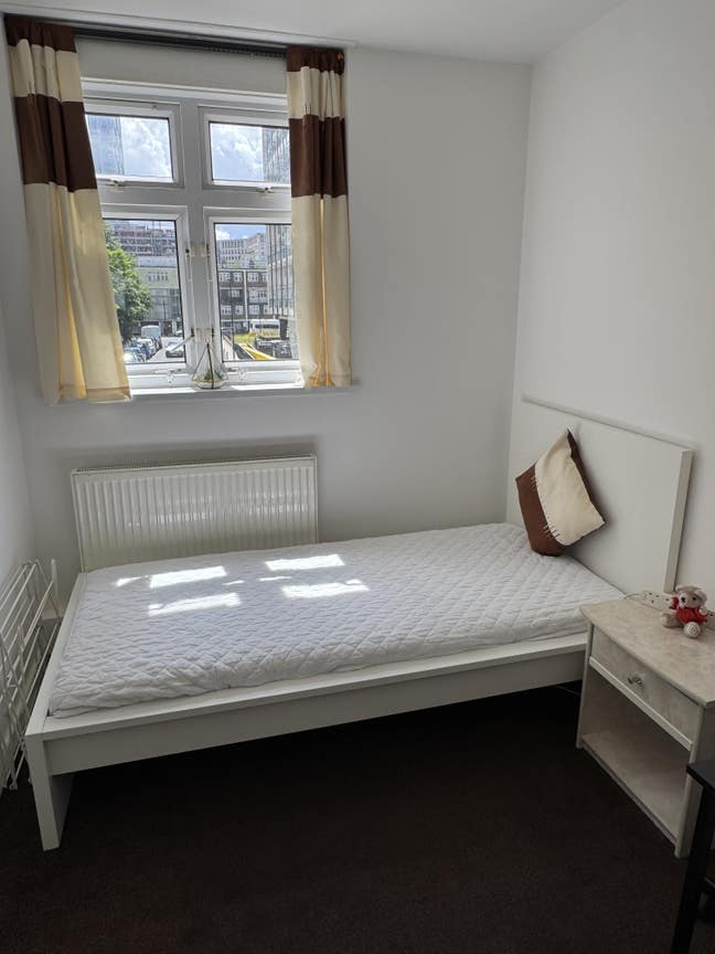 One room available in Westferry Main Photo