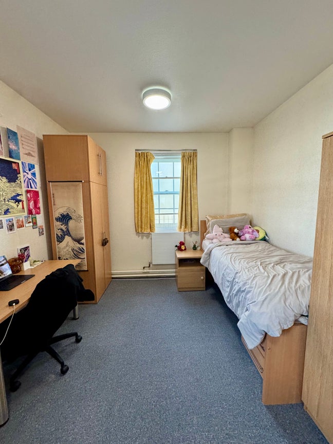  Large  Single  Room – (Female onlyAccommodation) Main Photo