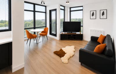 All bills included Penthouse to share (students) Main Photo