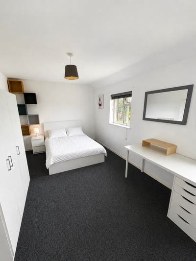 Spacious Double Room Available Main Photo