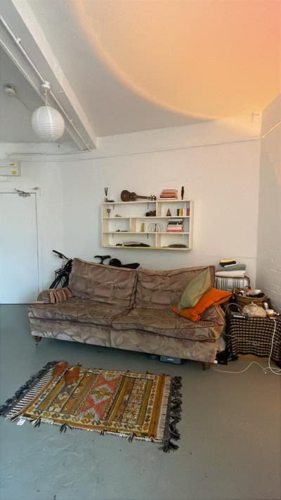 Large Airy Bedsit / Cable Street  Main Photo