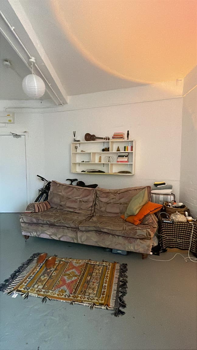 Large Airy Bedsit / Cable Street  Main Photo